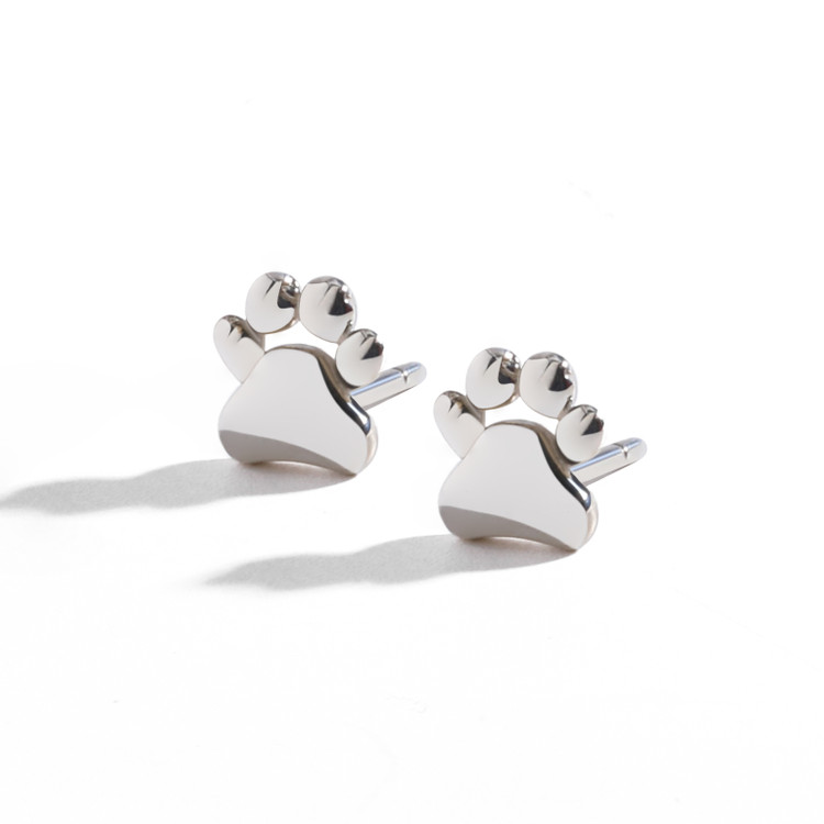 طول این گردنبند 37 میلیمتر است و با نقره 925 ساخته شده است.